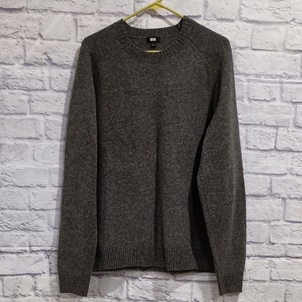 Uniqlo Gray Crewneck Sweater with Minimalist Design